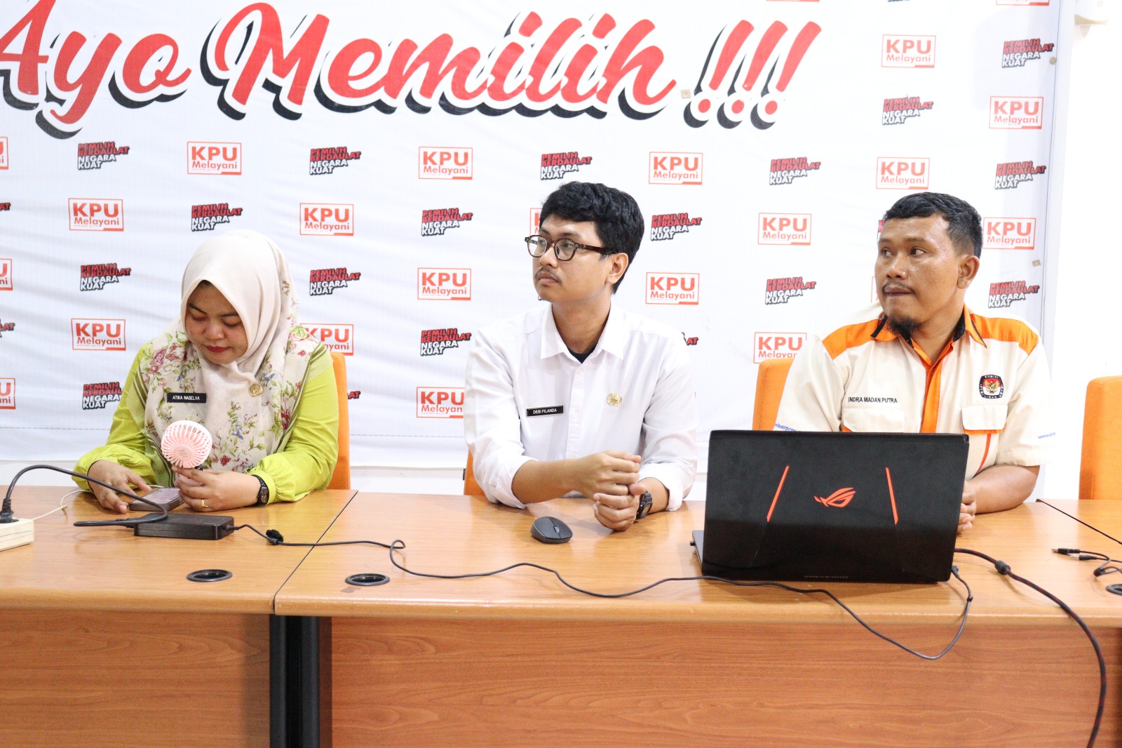 kasubag dan staf perdatin mengikuti zoom meeting