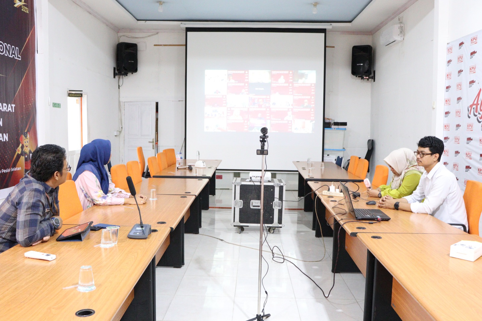 kasubag dan staf perdatin mengikuti zoom meeting